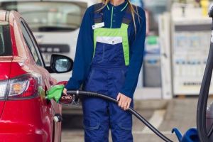 Cu cât s-au ieftinit benzina şi motorina la pompă încă din prima zi a anului 2020