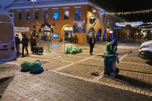 FOTO Sute de metri cubi de deşeuri, colectate la Braşov după Revelion