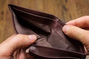 Prahovenii ar putea avea MAI MULȚI BANI, dacă NU ar mai cumpăra aceste lucruri! Pe ce dai banii degeaba?