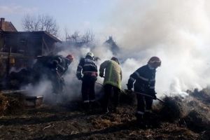 FOTO: Aproape 8 tone de baloţi de fân făcuţi scrum!