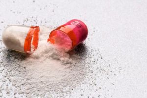 DÂMBOVIȚA: Minoră, găsită inconştientă după ce a luat un medicament