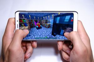 Un adolescent din Botoşani a leşinat după ce a jucat trei zile jocuri pe telefon. A fost luat de ambulanţă