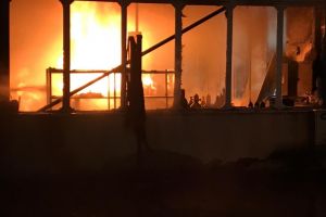 Service auto in flacari. Focul se vede de la mare distanta. O benzinarie a fost inchisa 