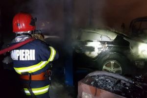 FOTO: Maşini arse la un service auto pe Calea Sighişoarei