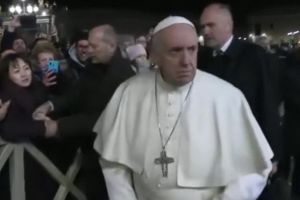 Papa Francisc îşi cere scuze, după ce a plesnit o femeie peste mâini: Orice formă de violenţă împotriva unei femei este o blasfemie la adresa lui Dumnezeu (VIDEO)