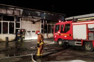 7 maşini făcute SCRUM în urma unui incendiu izbucnit lângă o benzinărie. Pericol de EXPLOZIE, pompierii sunt în alertă