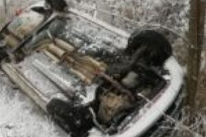 Maşină răsturnată între Lugoj şi Hezeriş! O femeie a rămas blocată între fiare!