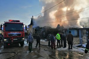 FOTO Magazin în flăcări la Alămor – Arde şi o anexă gospodărească