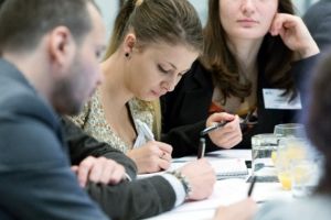 Ce BENEFICII vor avea BUGETARII în 2020: De la tichete de vacanţă şi creşă, până la premii, indemnizaţii şi pensii speciale