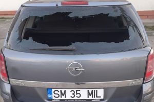 FOTO. O sătmăreancă şi-a găsit maşina vandalizată într-o parcare din oraş