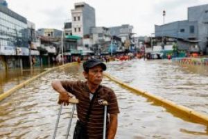 Indonezia: 9 morti si mii de persoane evacuate la Jakarta, din cauza inundatiilor