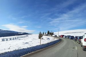 FOTO Trafic sugrumat înspre Păltiniş – Coloană de maşini până la Platoş