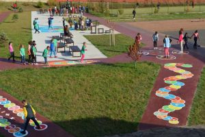 Învăţare prin joacă: Graţie unor voluntari, două şcoli din Bihor au fost dotate cu locuri de joacă inedite (FOTO)