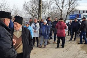 Protest la Tişăuţi, Ipoteşti, din cauza unei gropi de gunoi clandestine care ia amploare la ...