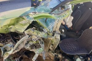 DÂMBOVIȚA: Șofer rănit după ce a intrat cu maşina într-un autobuz. Circulaţia a fost blocată
