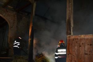 Șură în flăcări la Cârţişoara – Intervin pompierii