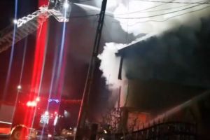 Locuinta parintilor unei celebre cantarete, in flacari. Pompierii, chemati in ajutor (video) 