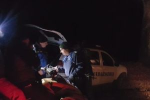 Tineri blocaţi cu ATV-ul în munţi