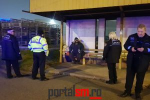 FOTO&VIDEO. Intervenţia poliţiştilor la bărbatul ce doarme în staţia de autobuz din Satu Mare