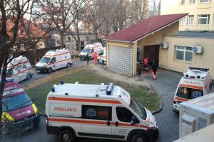 Șase ambulanţe aşteptau să predea pacienţi la UPU de la Spitalul Judeţean de Urgenţă