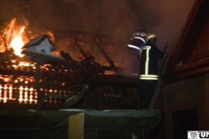 Incendiu izbucnit la bucătaria de vară a unei case din Alba Iulia: Intervin pompierii