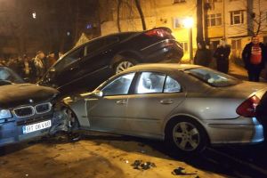 FOTO Scene incredibile petrecute pe o stradă din Botoşani. Un tânăr băut a distrus mai multe maşini parcate