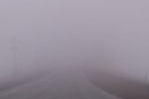 Cod galben de ceaţă! Vizibilitate sub 50 de metri pe mai multe artere rutiere!