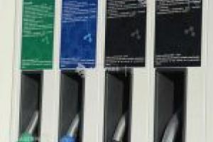 Benzina şi motorina s-au ieftinit cu 32 de bani pe litru începând de miercuri, 1 ianuarie