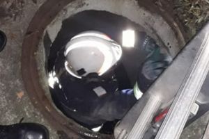 Câine salvat dintr-un canal, în urma unei intervenţii a pompierilor arădeni (FOTO)