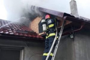 (FOTO)Incendiu la o casa din localitatea Sasar. Pompierii baimareni intervin pentru lichidarea focului