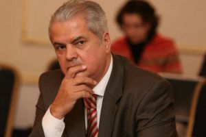Adrian Nastase il da in judecata pe Iohannis. Vezi aici motivul