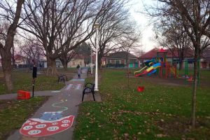 Nesimţiţi de la începutul anului: Vandalii au distrus coşurile de gunoi dintr-un parc din Oradea (FOTO)