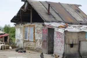 Locuitorii “asezarilor informale” de pe Craica, Pirita si zona Gara primesc lemne pentru incalzire. Afla in ce conditii