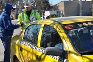Un tânăr de 21 de ani din Sâncel, reţinut de poliţiştii din Blaj după ce a lovit un taximetrist pentru că a refuzat o cursă de 6 persoane