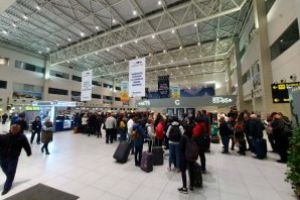 Aglomeratie in Aeroportul Otopeni din cauza blocajelor la benzile de bagaje si a unor pene de curent