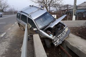 O maşină a intrat într-un cap de pod la Șieu Sfântu