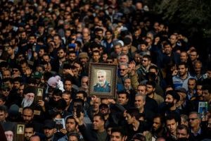 Proteste masive în Iran – Oamenii plâng pe stradă şi la televizor după uciderea generalului Soleimani