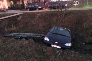 Depăşire cu probleme la Dumitra. Două maşini au ajuns în şanţ (FOTO)