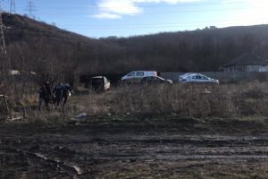 Descoperire macabră! O femeie a fost găsită moartă, dezbrăcată şi plină de sânge pe un câmp