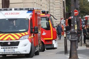 Oameni înjunghiaţi în Paris – Atacatorul a fost împuşcat de poliţie