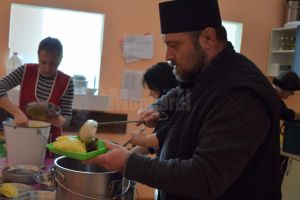 „Pomana porcului” pentru 75 de „bunici” de la Căminul pentru Persoane Vârstnice Solca