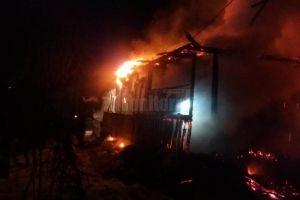 O bătrână a murit în casa care a ars în totalitate