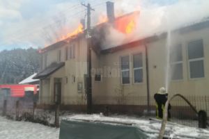 Căminul cultural în care se aflau şcoala şi grădiniţa din Dornişoara, distrus în mare ...