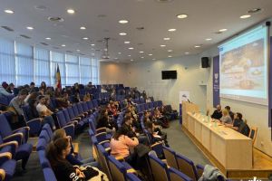 Patru specialişti ai domeniului juridic, de vorbă cu studenţii de la Drept