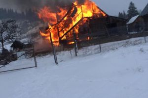 O familie cu trei copii are nevoie de ajutor după un incendiu devastator