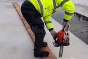 Gheaţă de 14-15 centimetri grosime adusă de la Lacul Roşu, pentru crucile de la Bosanci