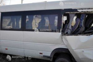 Microbuz răsturnat în Lunca Mureşului