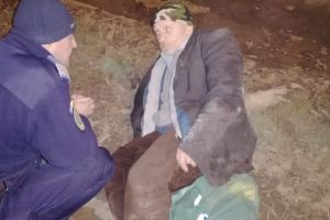 FOTO Un bărbat, care încerca să traverseze neregulamentar, oprit de jandarmii din Botoşani. Motivul pentru care aceştia au chemat imediat o ambulanţă