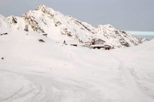 Se schimbă radical vremea – Două atenţionari de ninsori şi vânt emise de meteorologi