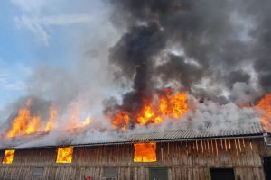 FOTO – Incendiu puternic sâmbătă dimineaţă – O şură arde ca o torţă